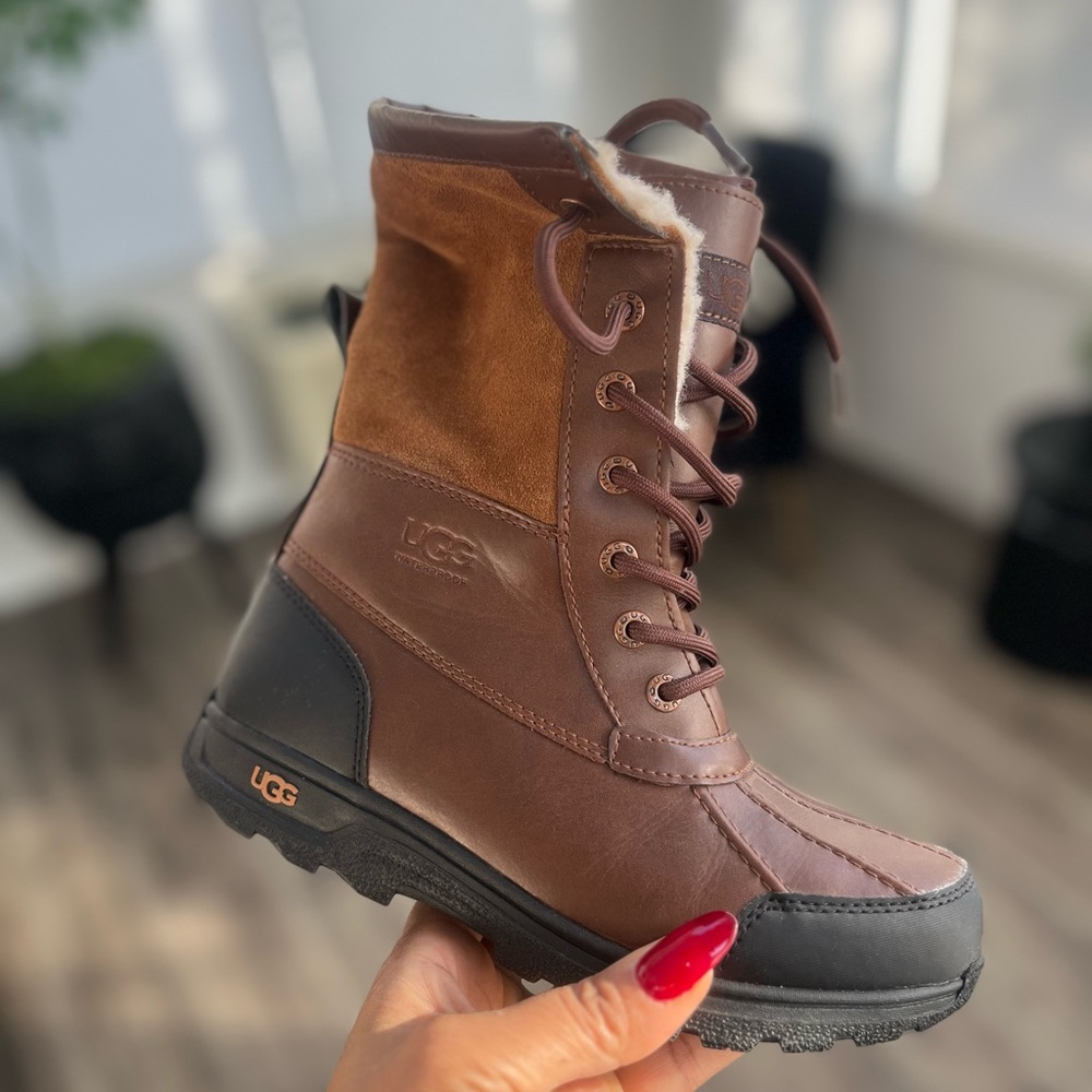 Uggs kids boots Size 4